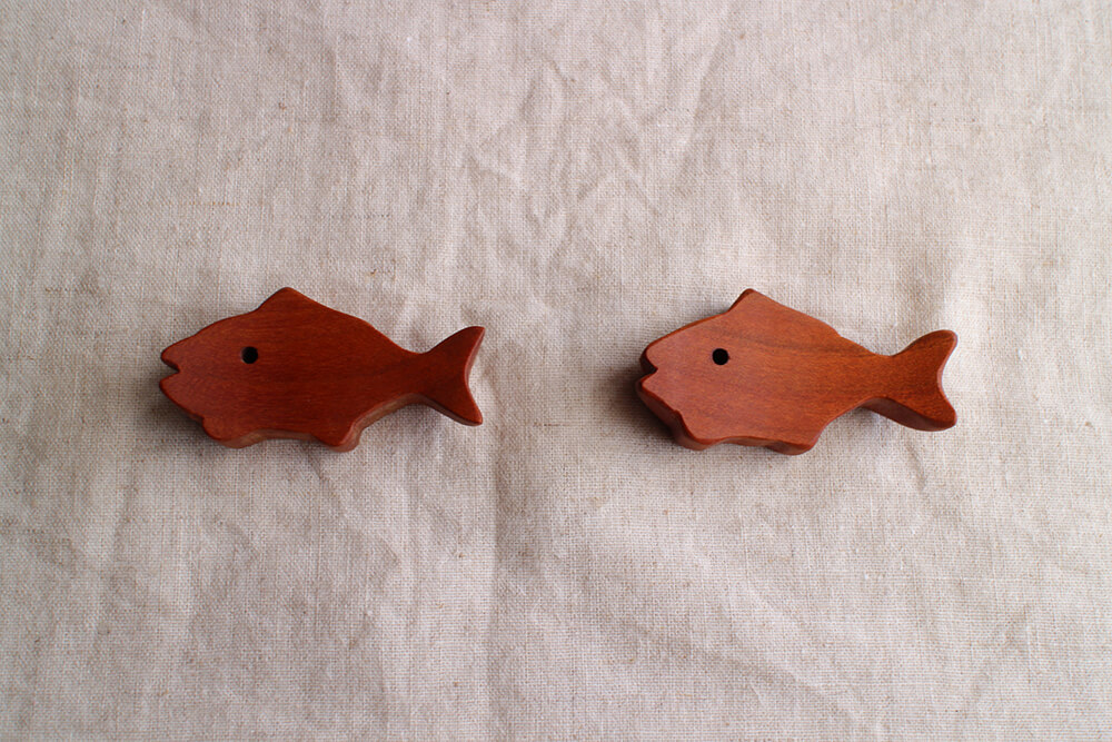 魚の形をした木の箸置き