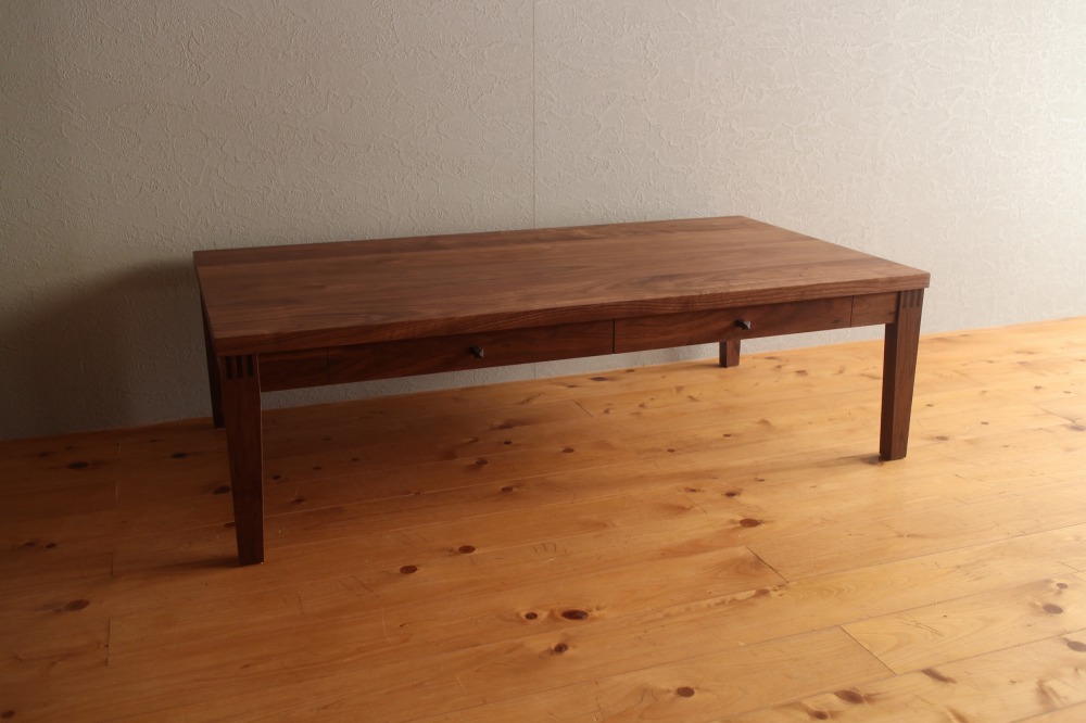 ウォールナットのローテーブル